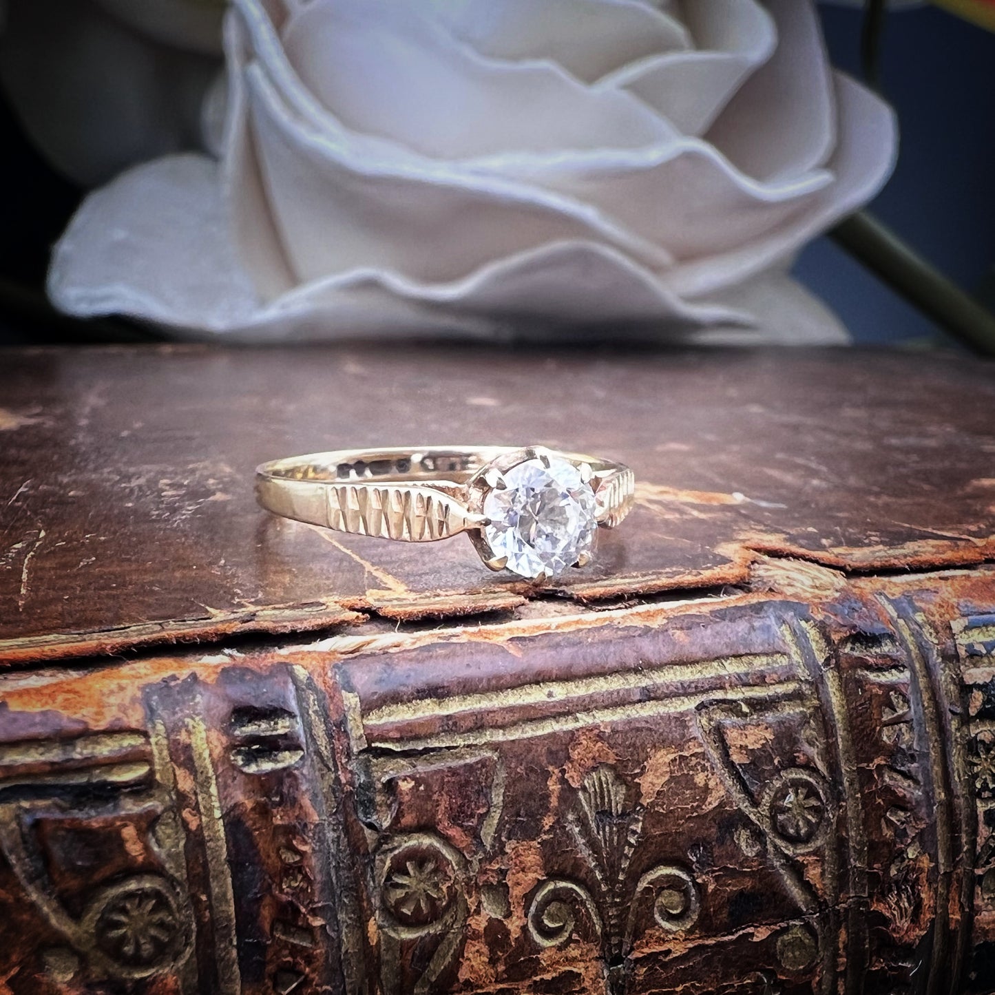 💍 Anello solitario vintage in oro giallo con cubic zirconia – montatura a corona