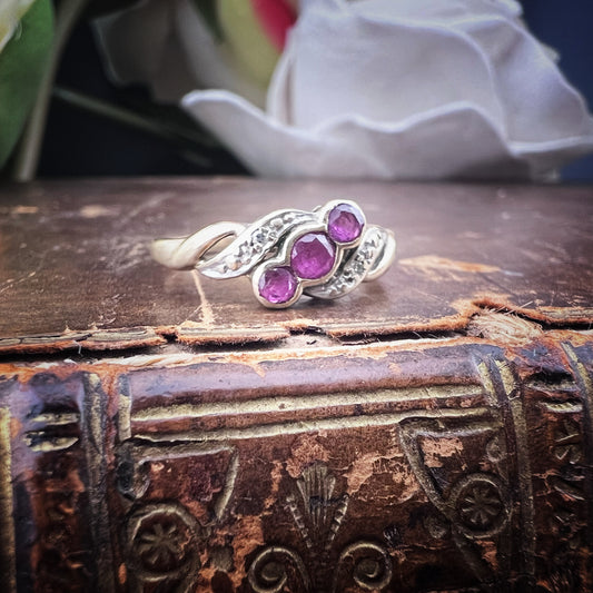 Anello vintage in oro giallo con rubini e diamanti