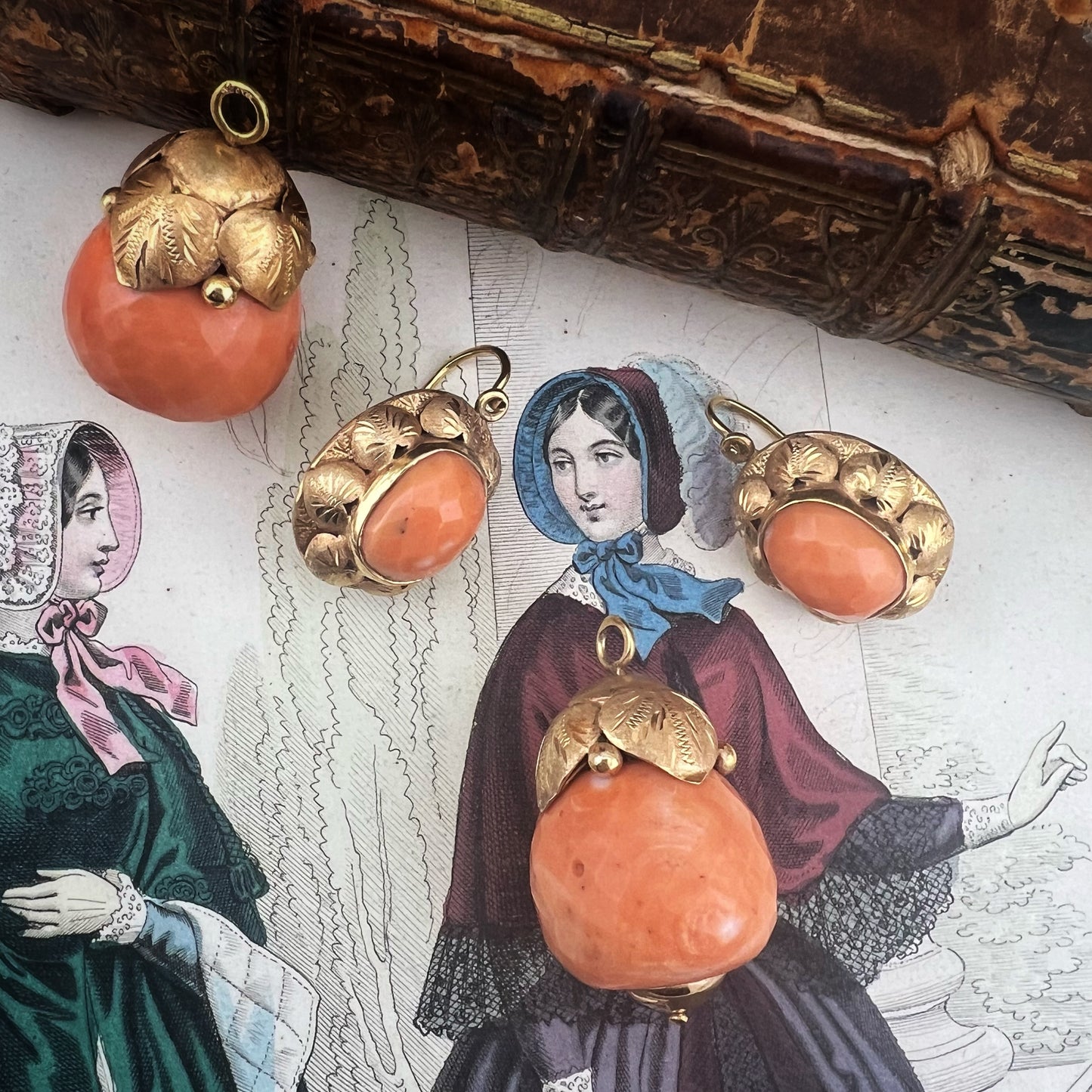 Orecchini in oro e corallo, giorno e notte