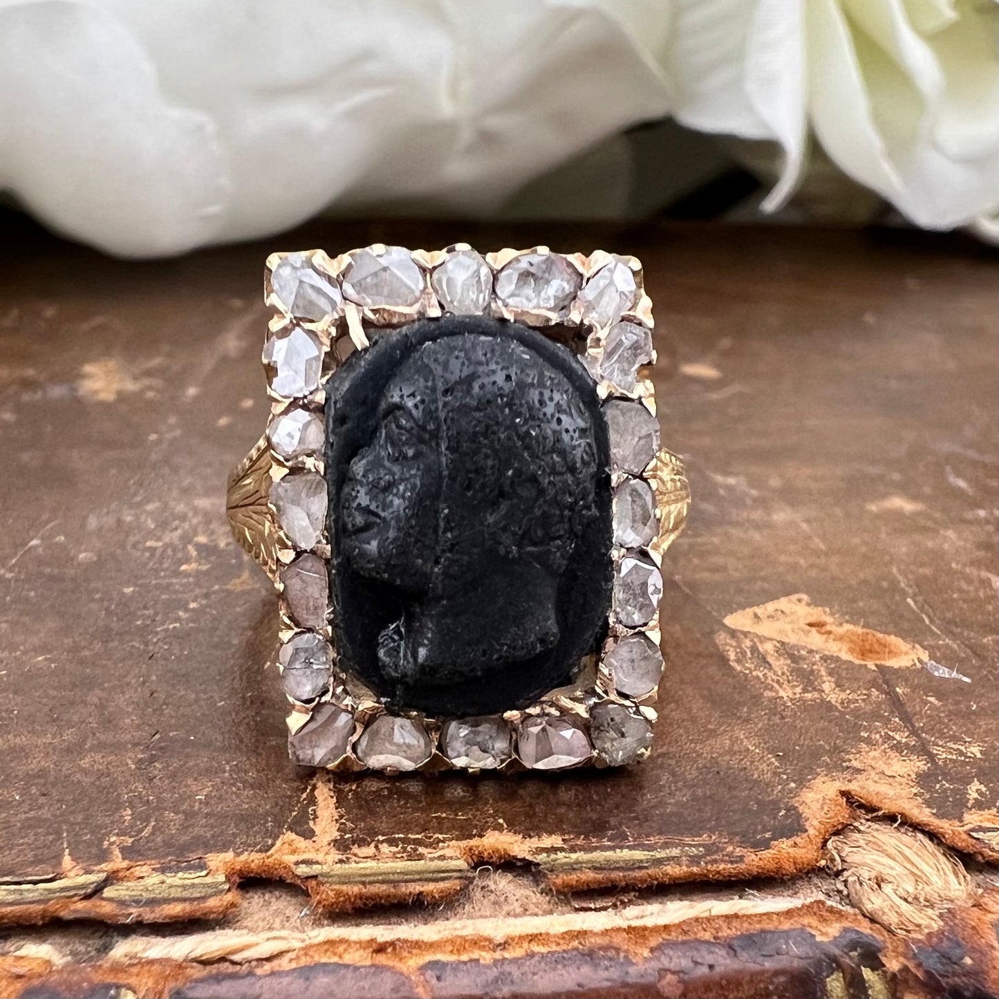 Parure ottocentesca veneziana con Moretti in materiale lapideo e diamanti a rosetta. Oro 18 ct