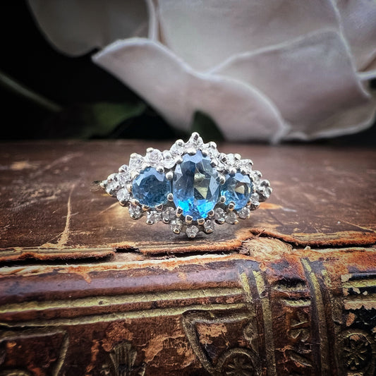 Anello in oro 18 ct diamanti e topazi azzurri