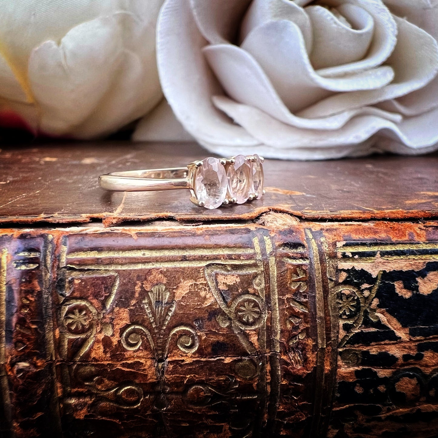 Anello Trilogy in Oro Giallo con Quarzi Rosa – Vintage Anni ’90