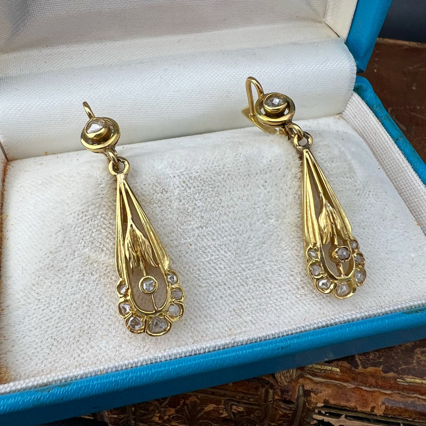 Pair of Art Nouveau earrings in 18K gold and diamonds