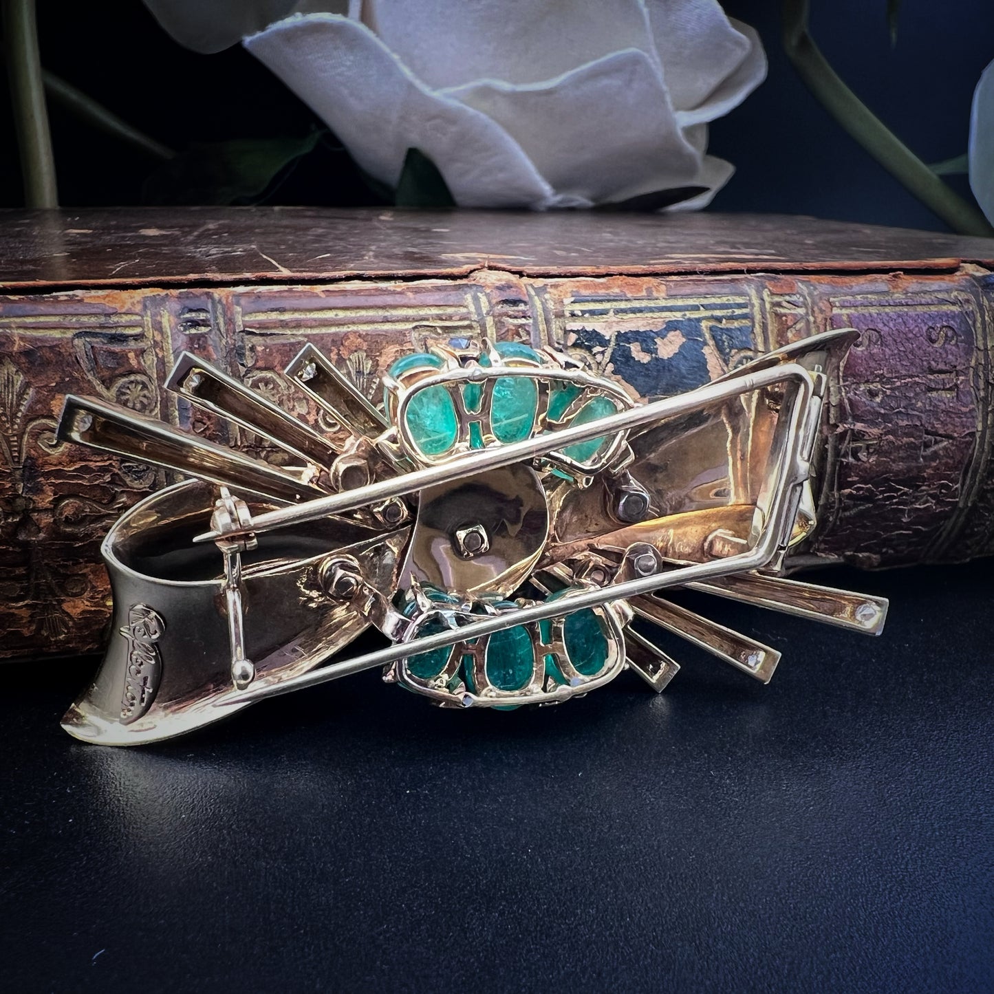 Importante spilla in oro, diamanti, smeraldi e zaffiri: Trabert & Hoeffer/Mauboussin REFLECTION