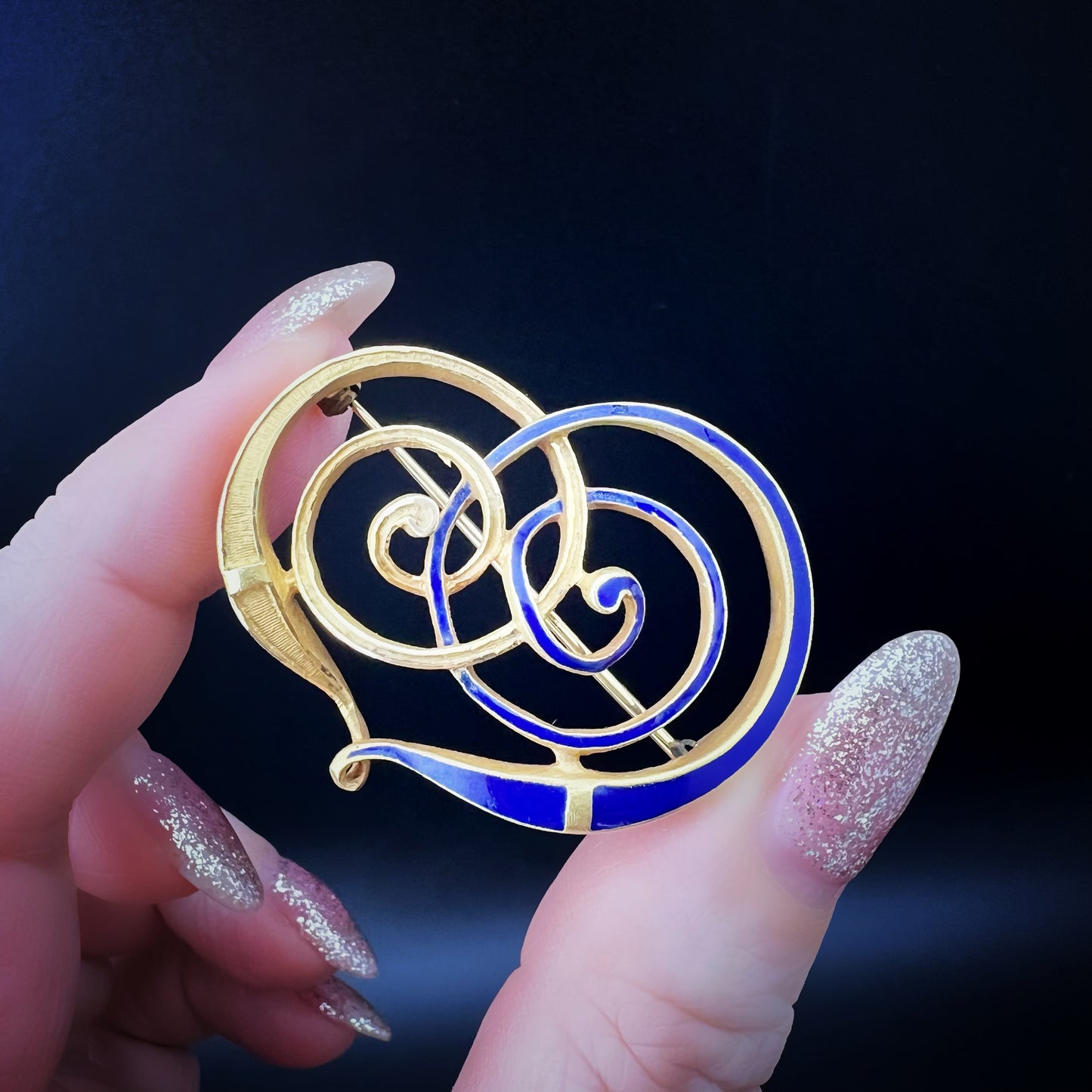 Designerbrosche aus 18 Karat Gold mit stilisiertem Herz – Blaue Emaille und Satin-Finish, Italien, 1970er