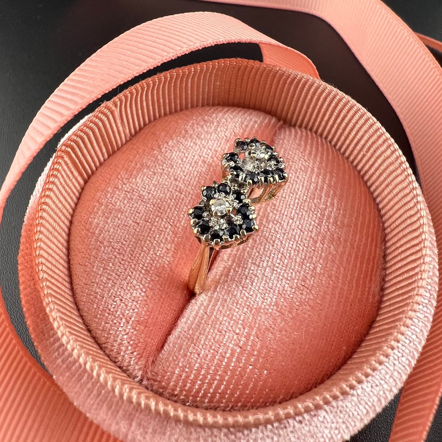 Ring mit zwei Herzen aus Saphiren und Diamanten