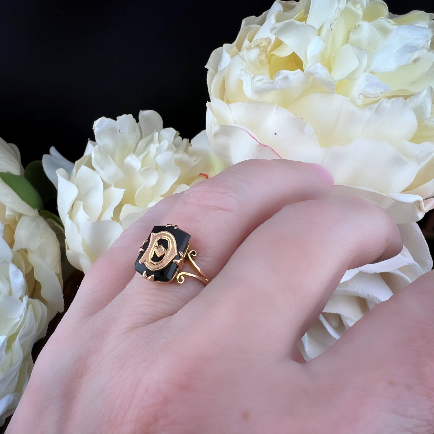 Anello eduardiano in oro e onice con lettera D