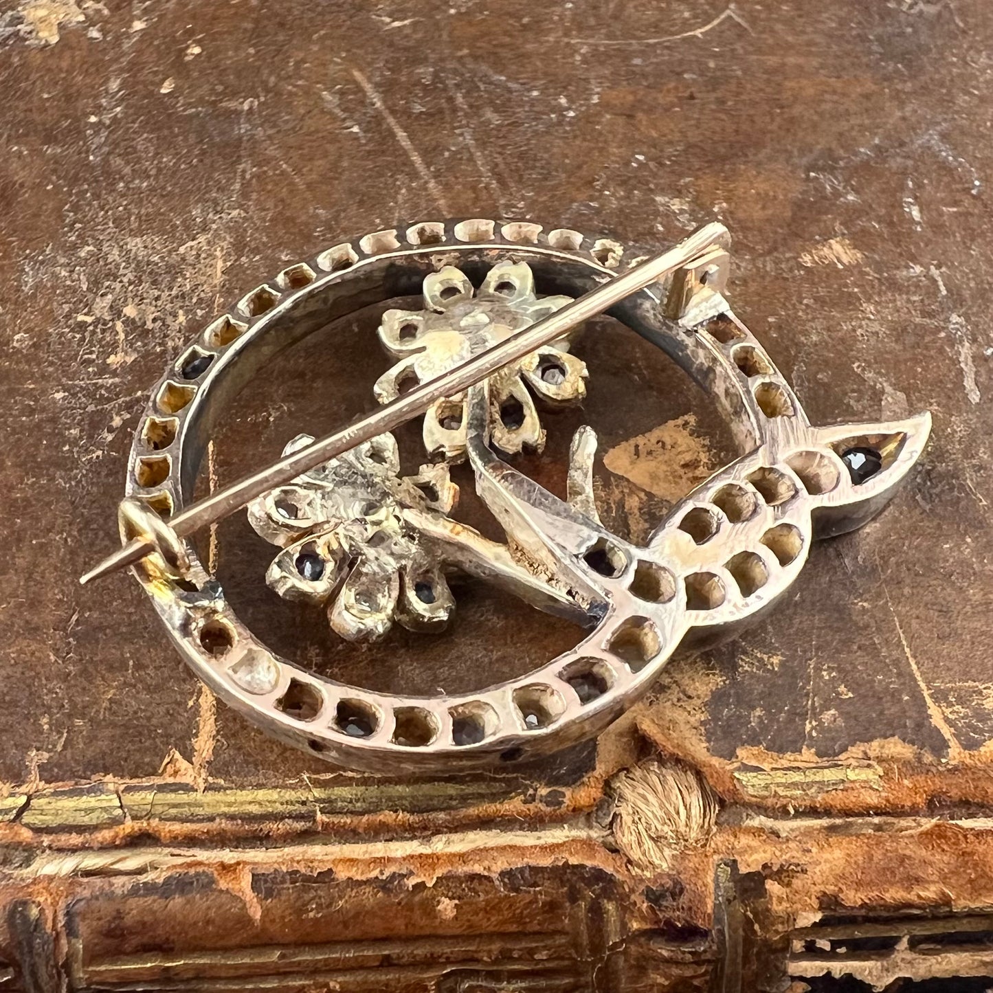 Antike Brosche aus 14 Karat Gold und Silber mit Diamanten und Saphiren. Amerikanisch, 1950er Jahre.