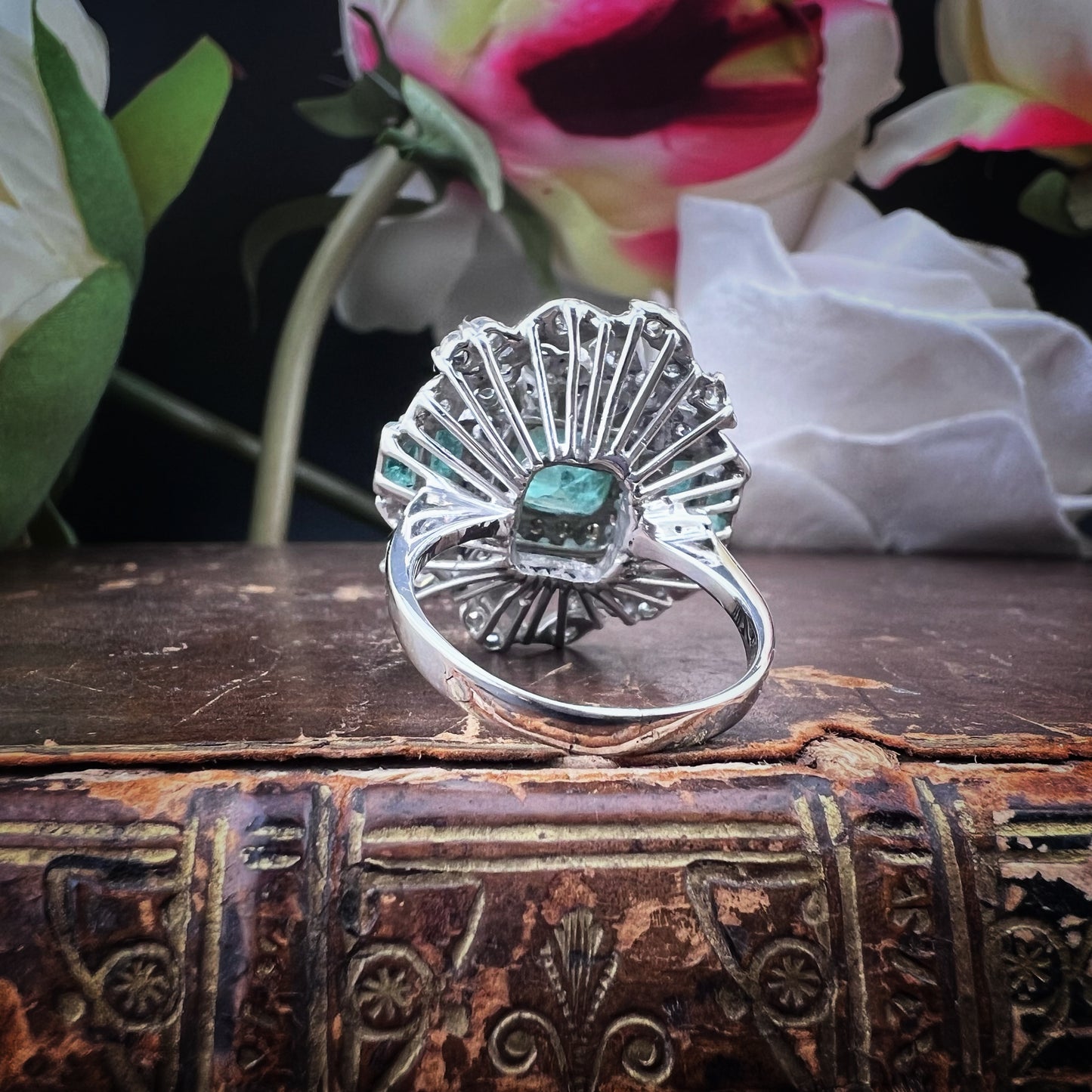 Anello a ballerina anni ’50 in oro bianco con diamanti e smeraldi