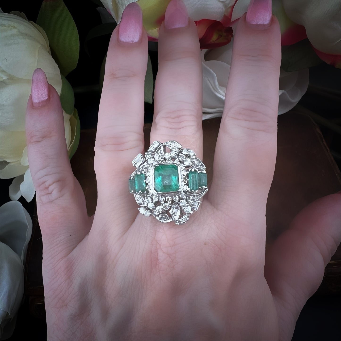 Anello a ballerina anni ’50 in oro bianco con diamanti e smeraldi