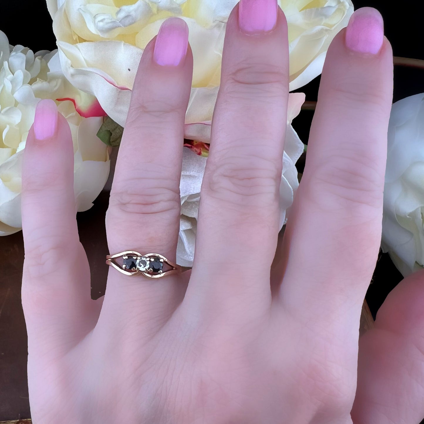 💍 Anello Trilogy Vintage con Zaffiri e Diamante (Londra, 1981)