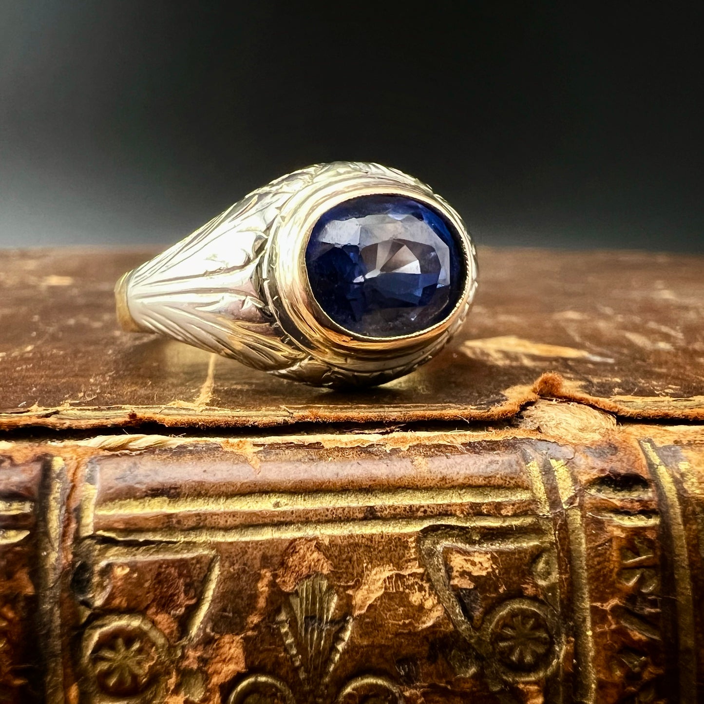 18 Karat Gelb- und Weißgoldring mit synthetischem Saphir aus den 1950er Jahren