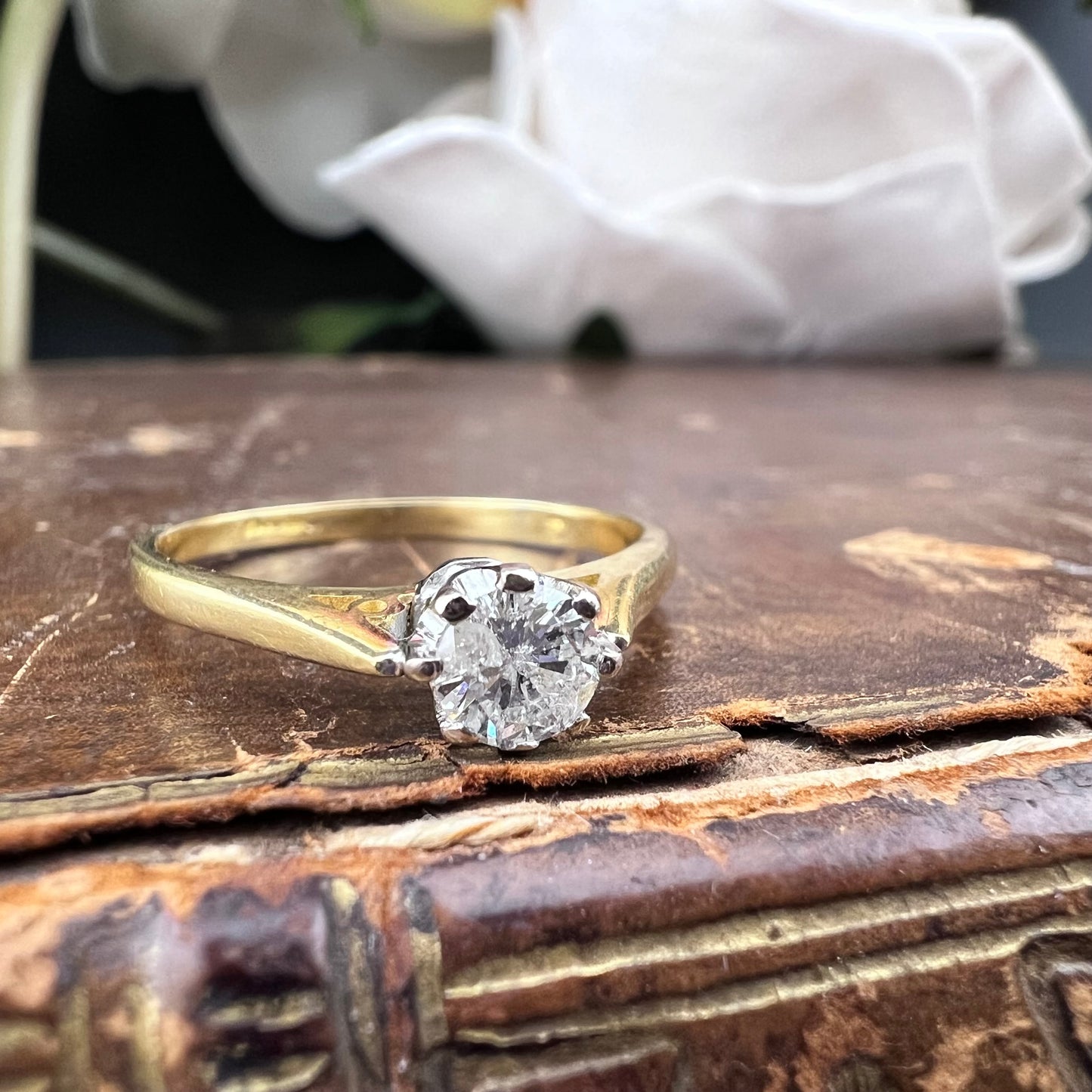 Vintage 18K Yellow Gold Solitaire Ring with Natural Diamond