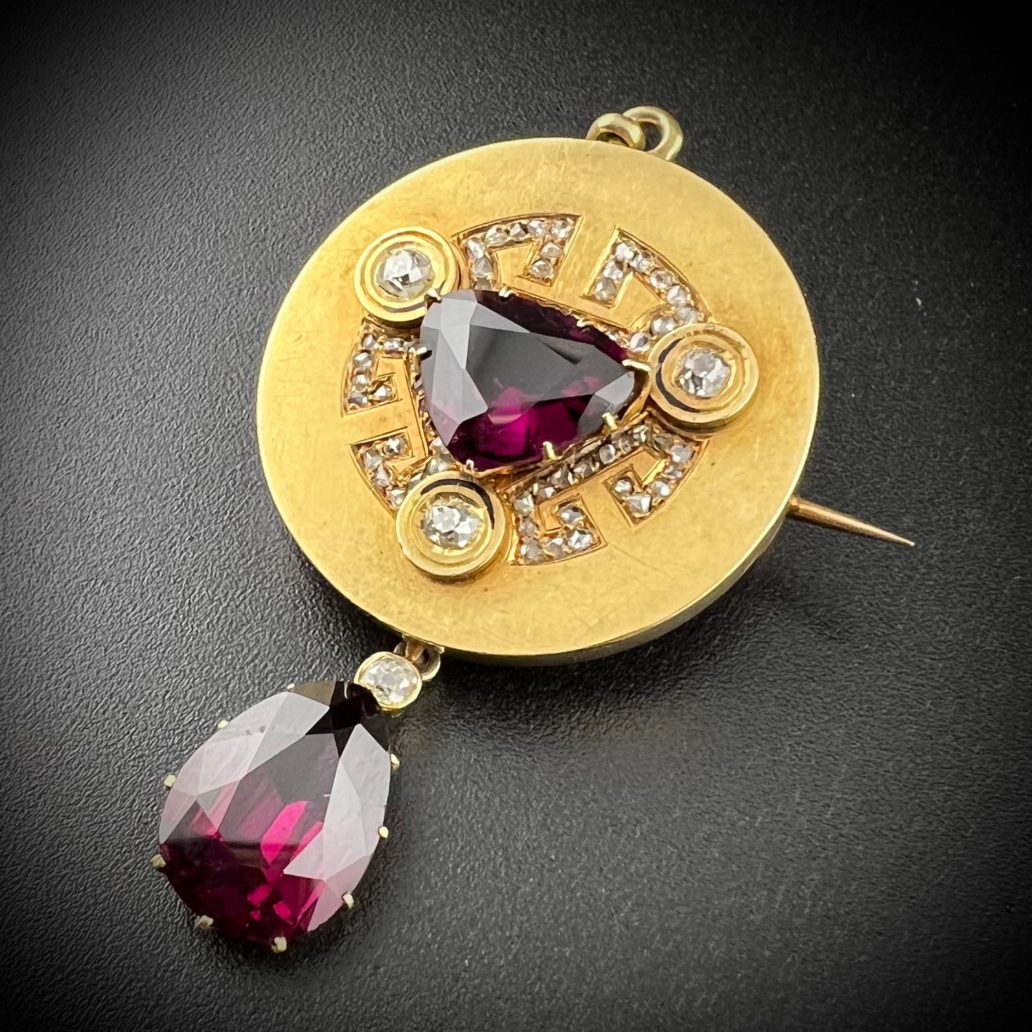 Art Deco brooch pendant in gold, amethysts, diamonds