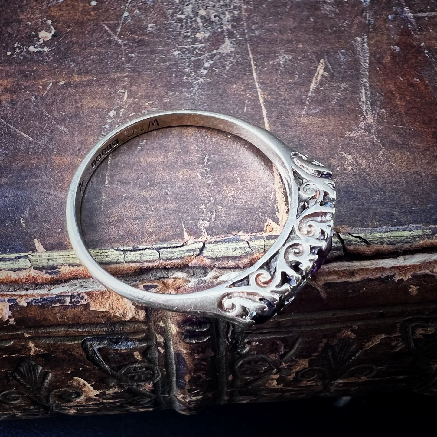 Anello vintage inglese anni ’70 in oro 9 ct. con granati e diamanti