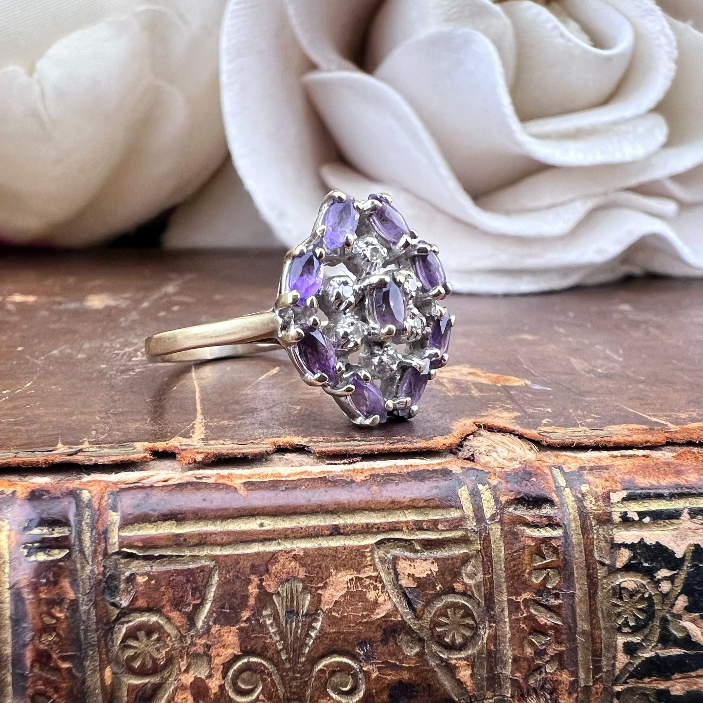 Anello in oro modello floreale a rosetta con ametiste e diamanti