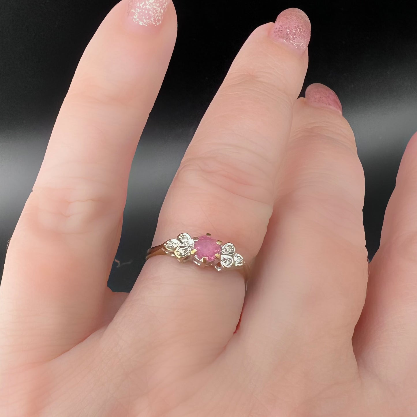 Anello Vintage con Rubino e Diamanti – Londra, 1986