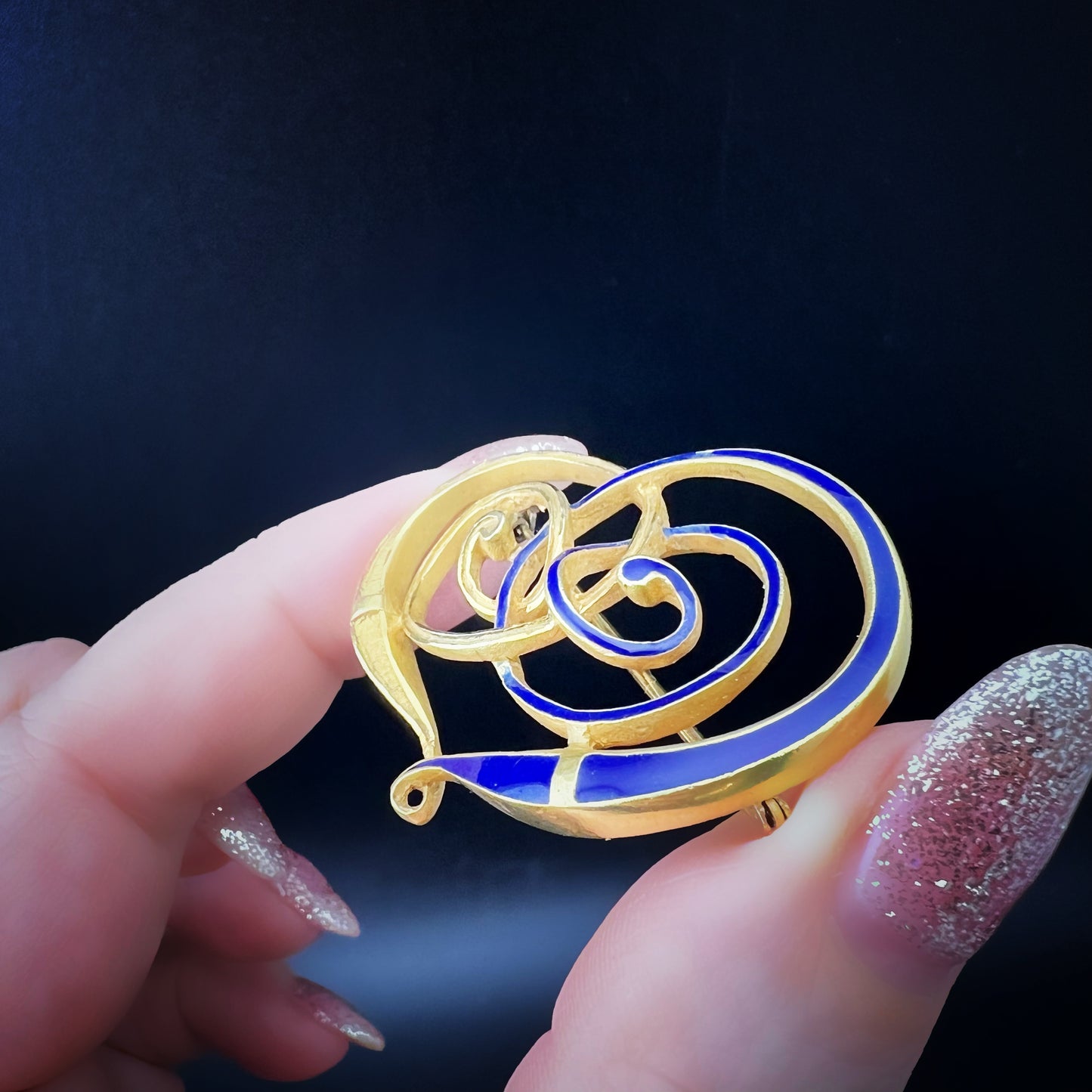 Designerbrosche aus 18 Karat Gold mit stilisiertem Herz – Blaue Emaille und Satin-Finish, Italien, 1970er