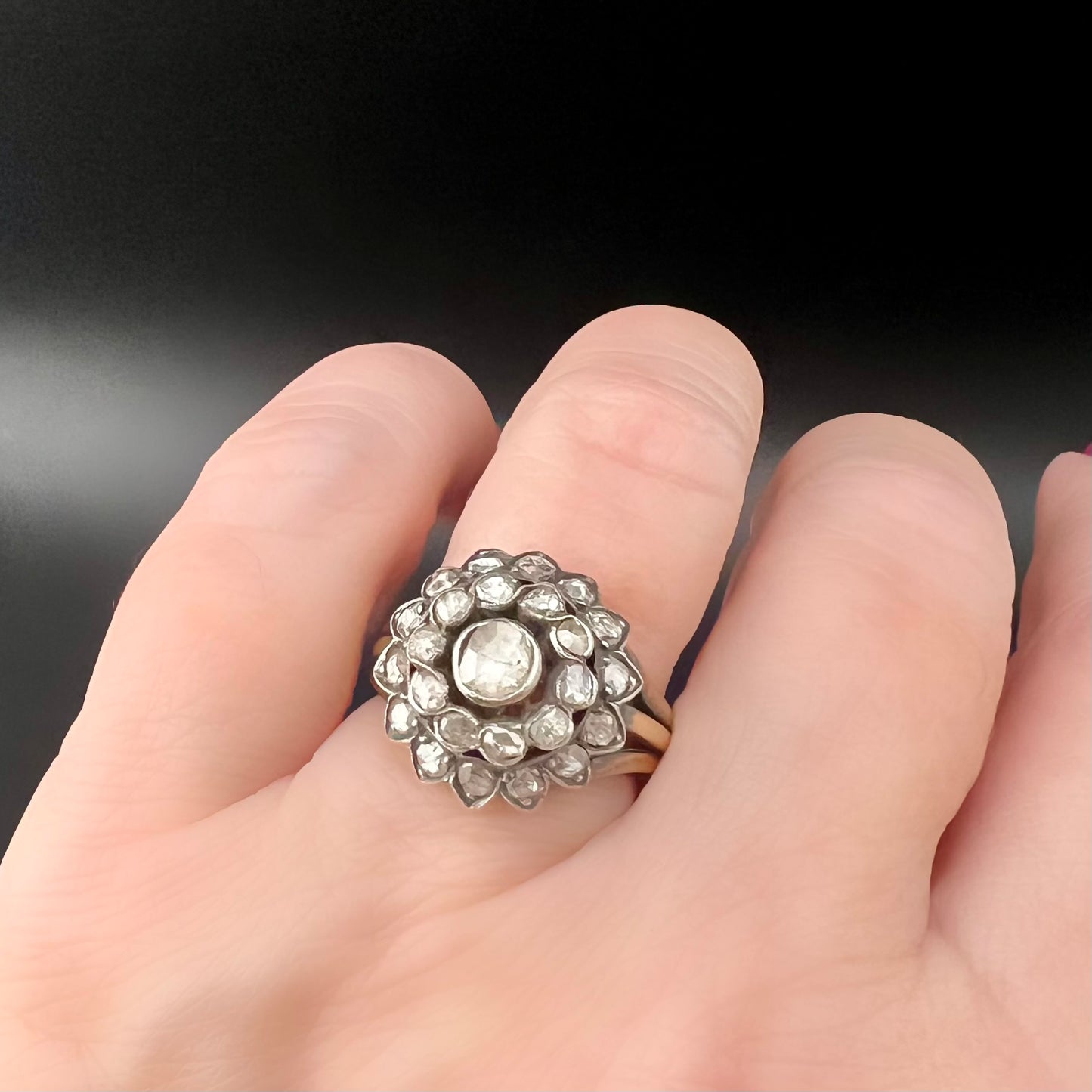 18 Karat Goldrosetten-Diamant- und Silberknospenring