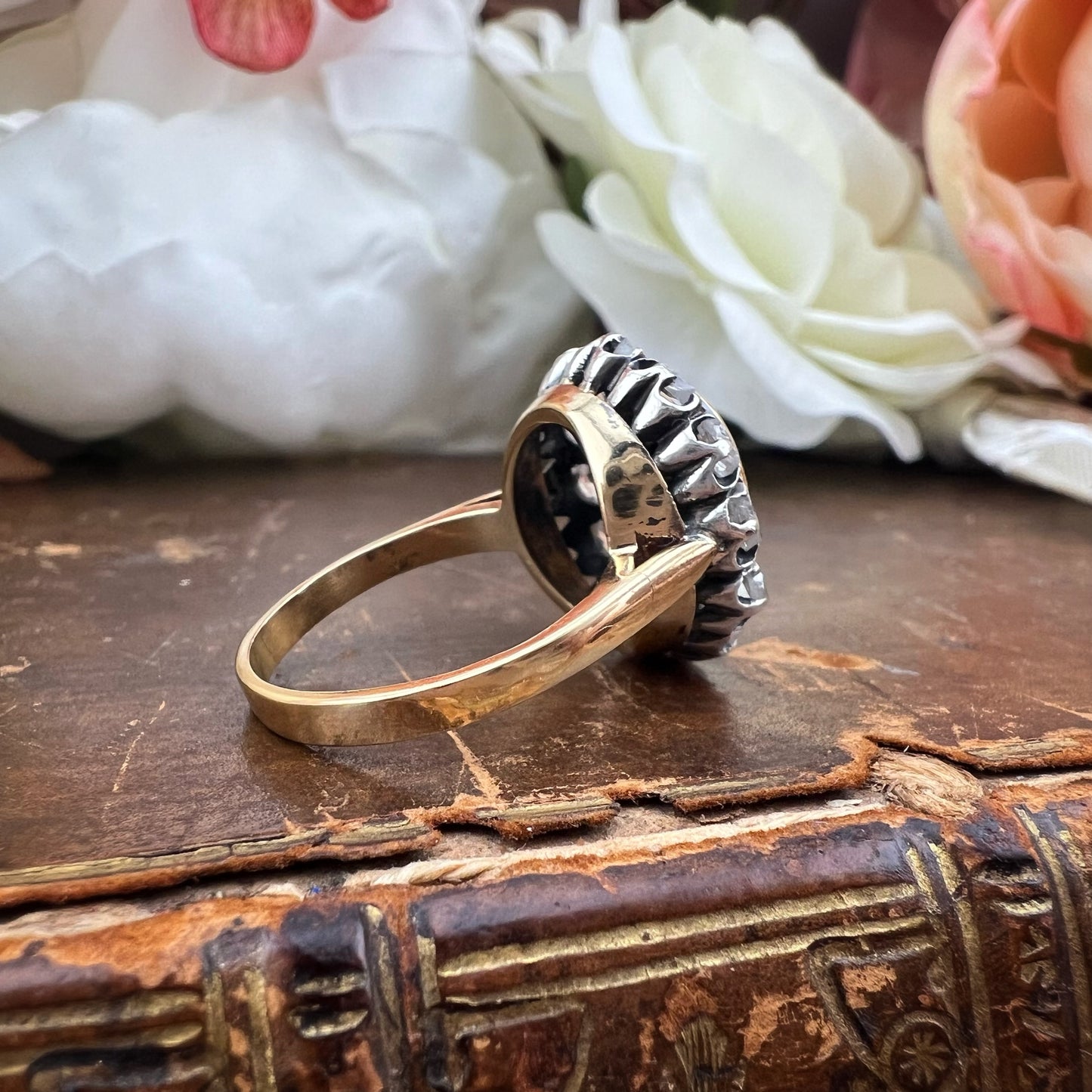 Grande anello margherita con zaffiro teal 3.80 ct e diamanti a rosetta per 1.20-1.30 ct in oro giallo 18k