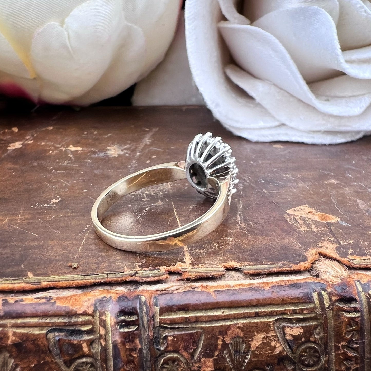 Anello Vintage a Margherita in oro con Zaffiro e Diamanti