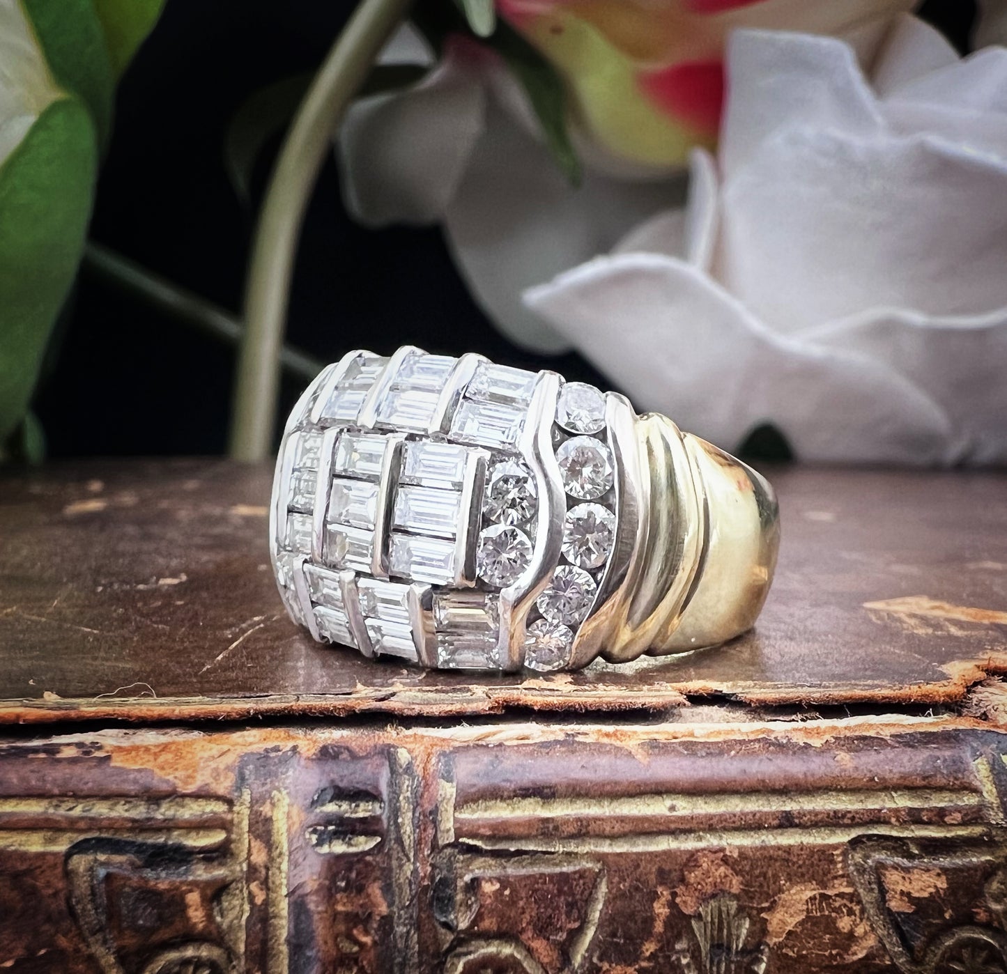 Vintage-Bandring aus 18 Karat Gelbgold mit Baguette- und runden Diamanten – insgesamt 2,31 ct