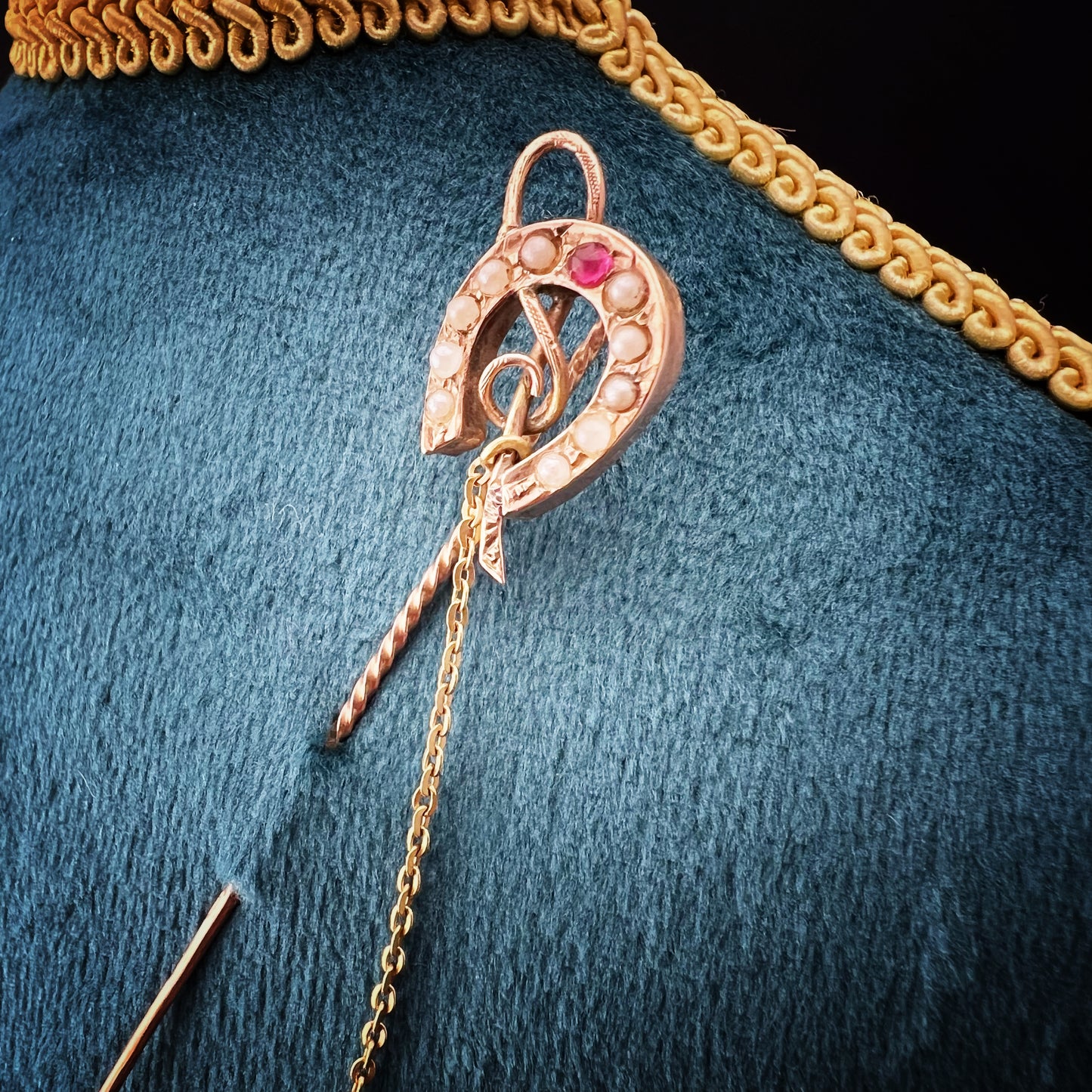 Viktorianische goldene Hufeisen- und Peitschen-Reiternadel