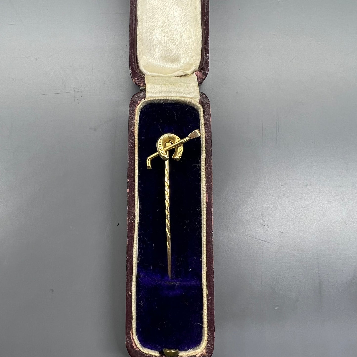 Victorian English 9ct gold tie pin with equestrian decoration