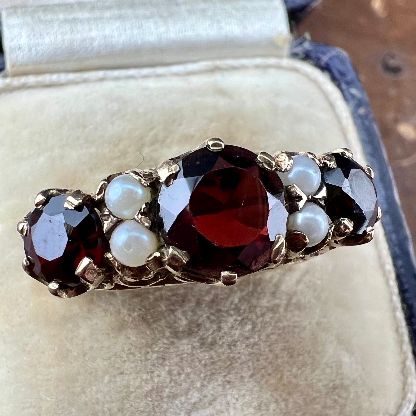 9ct gold ring, London 1965, with pearls and garnets.