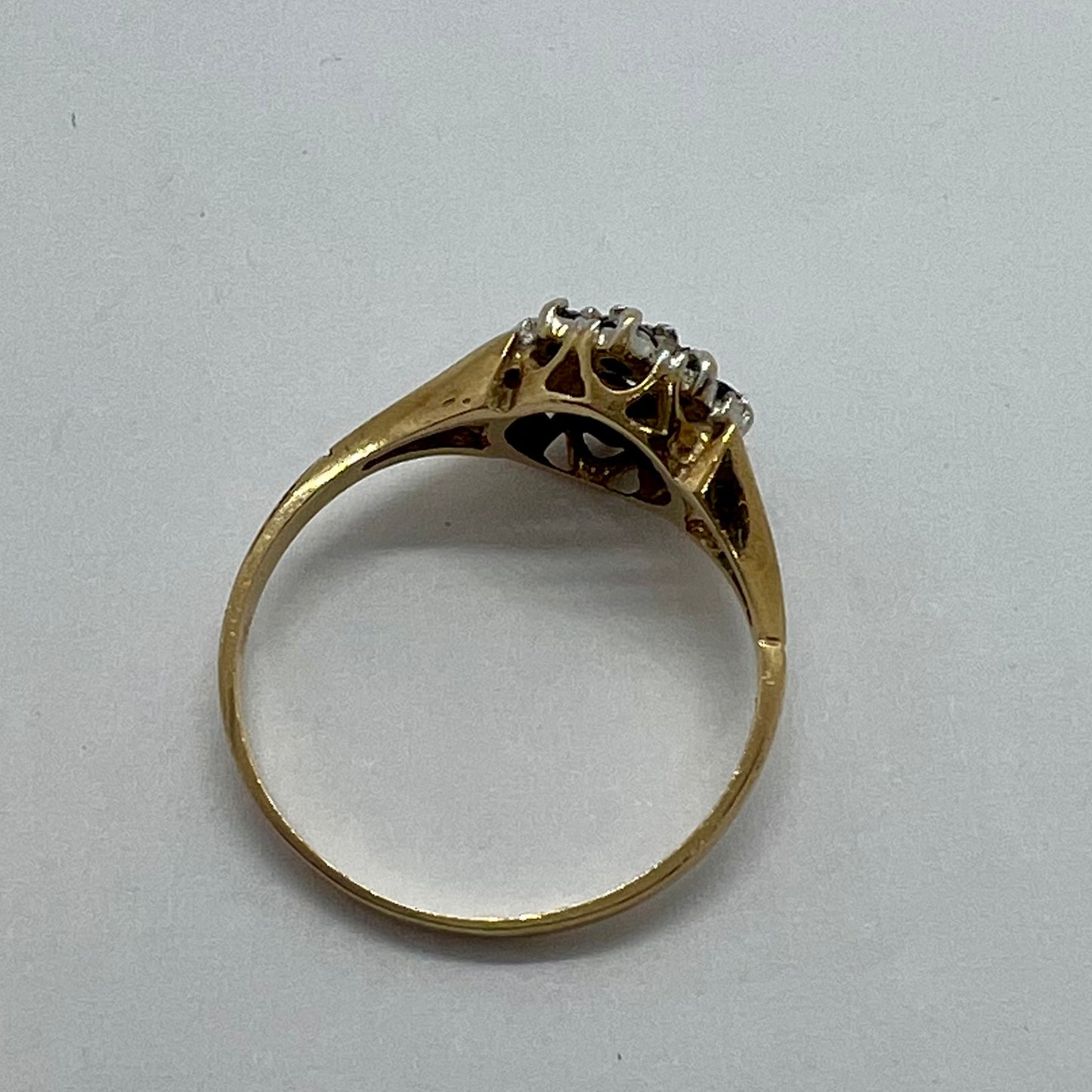 Daisy ring with sapphires and central diamond