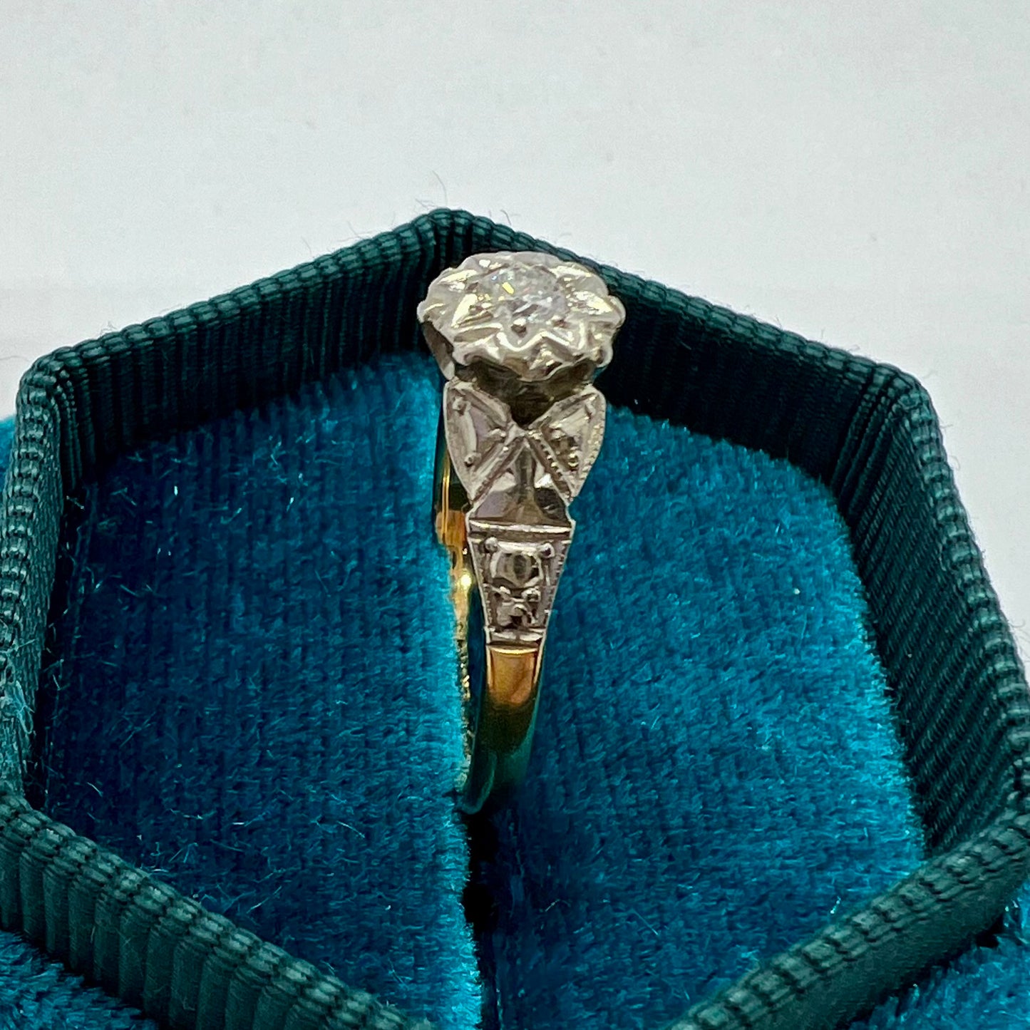 Antique solitaire in platinum gold and diamond