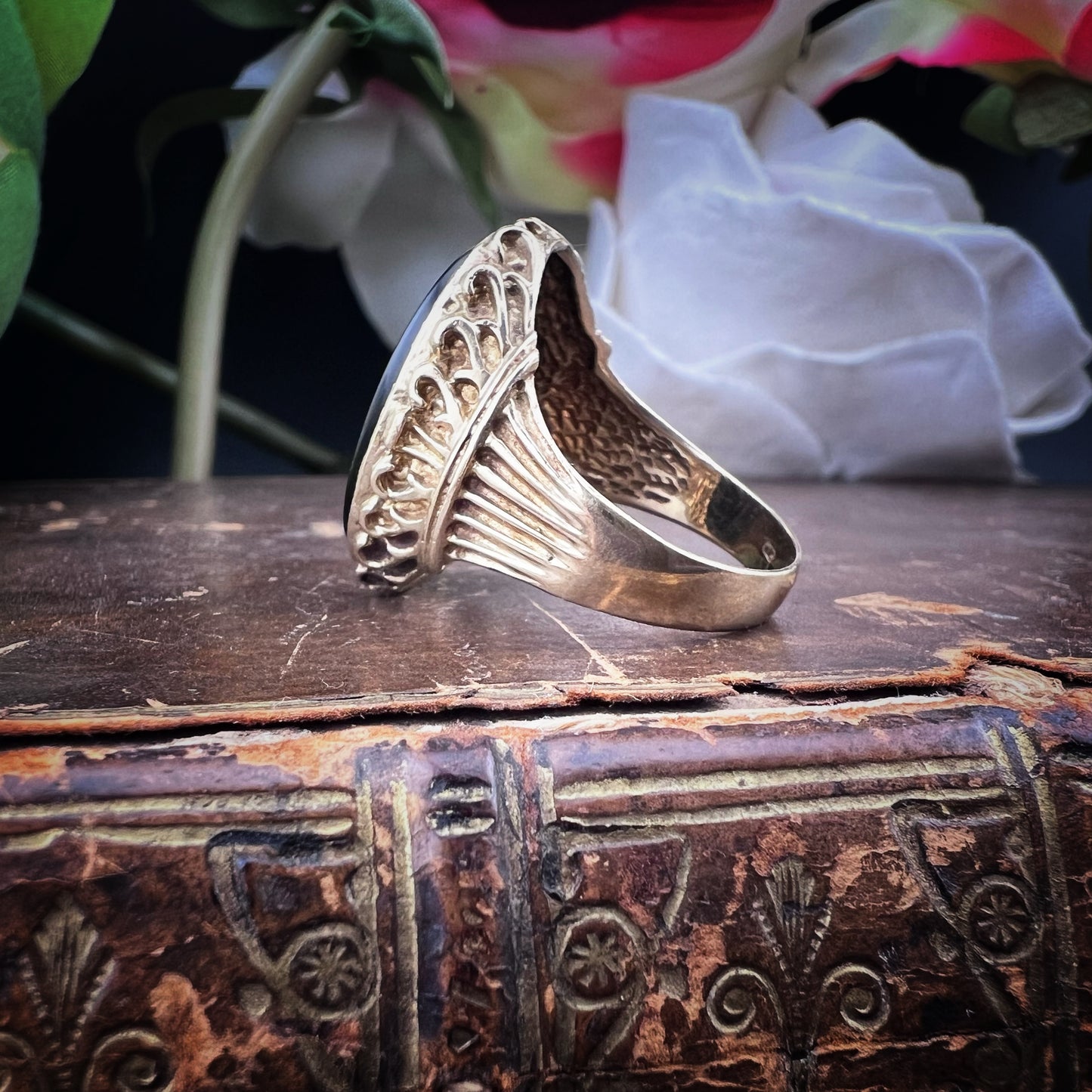 GOLD AND CARVED BASALT SIGNET RING – LONDON, 1972