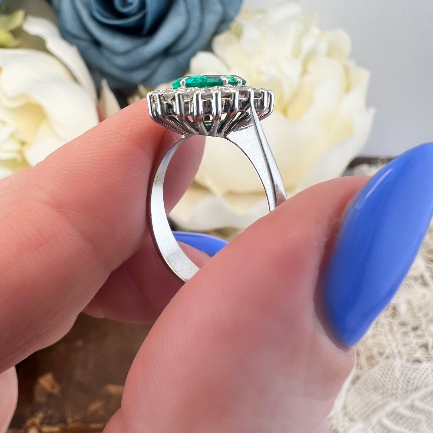 Anello vintage con smeraldo e diamanti in oro bianco 18 kt