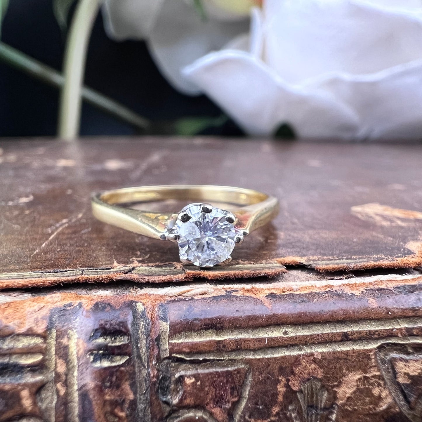 Vintage 18K Yellow Gold Solitaire Ring with Natural Diamond