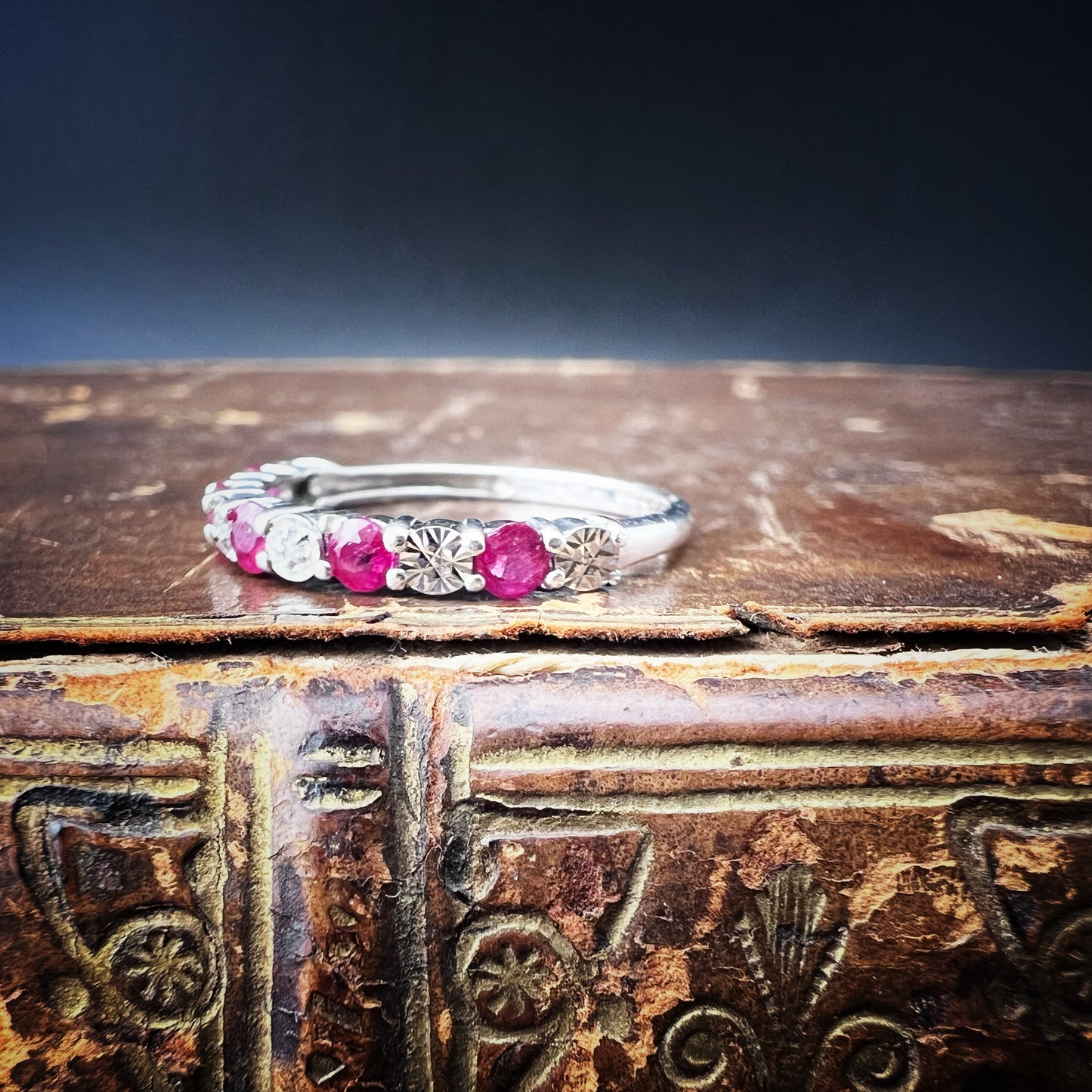 Vintage-Ring aus Weißgold, Rubinen und Diamanten