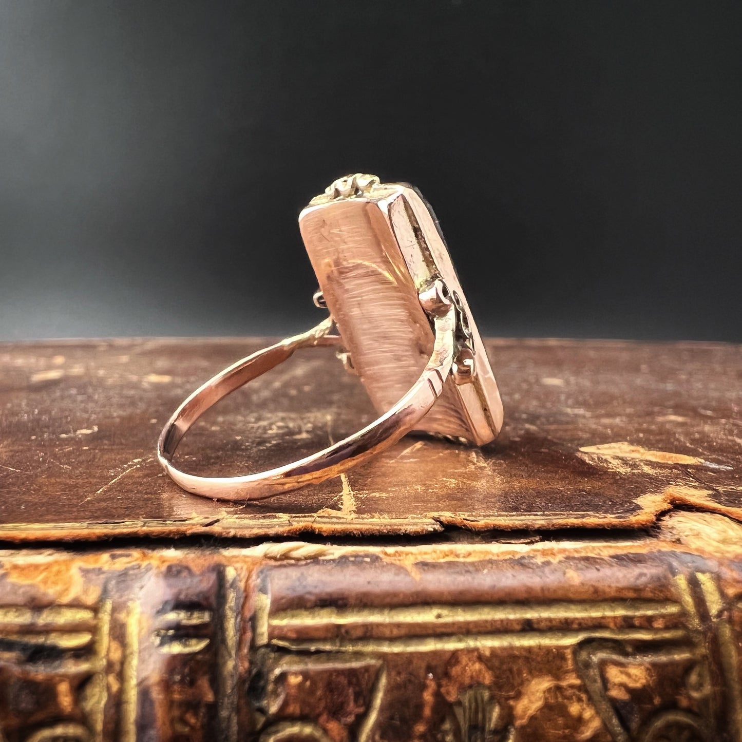 Antique English 9ct gold and onyx ring with letter “L”