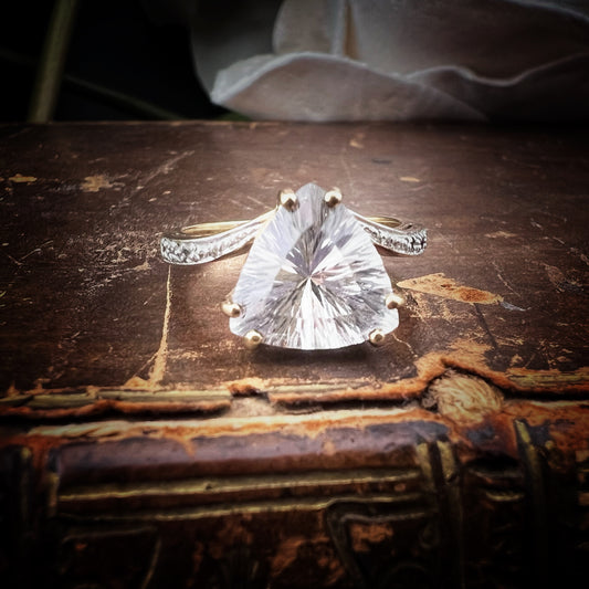 Anello vintage in oro con petalite taglio trilliant e diamanti