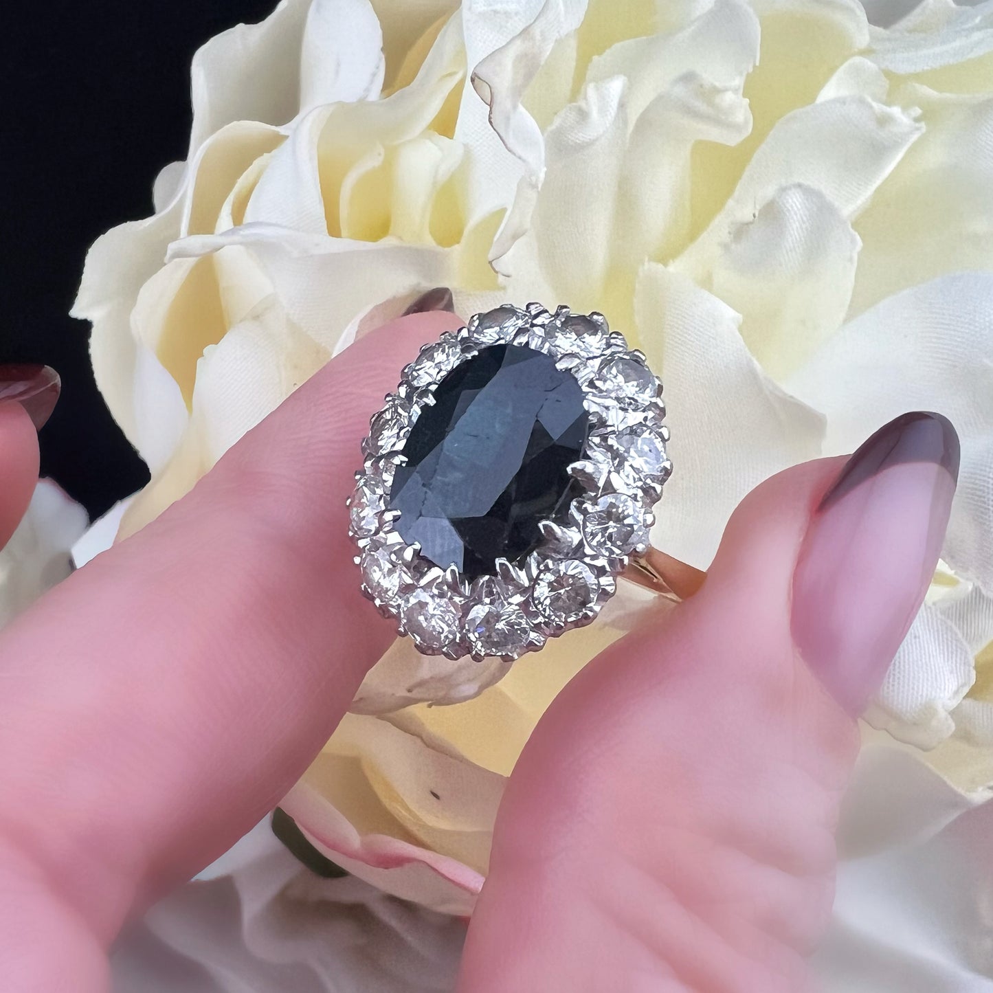 Anello a margherita in oro 18 ct con zaffiro e diamanti