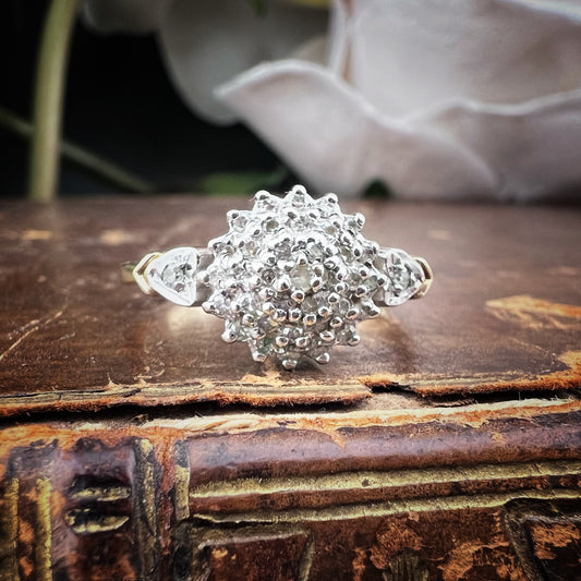 Anello vintage in oro a cupola di diamanti con dettagli a cuore