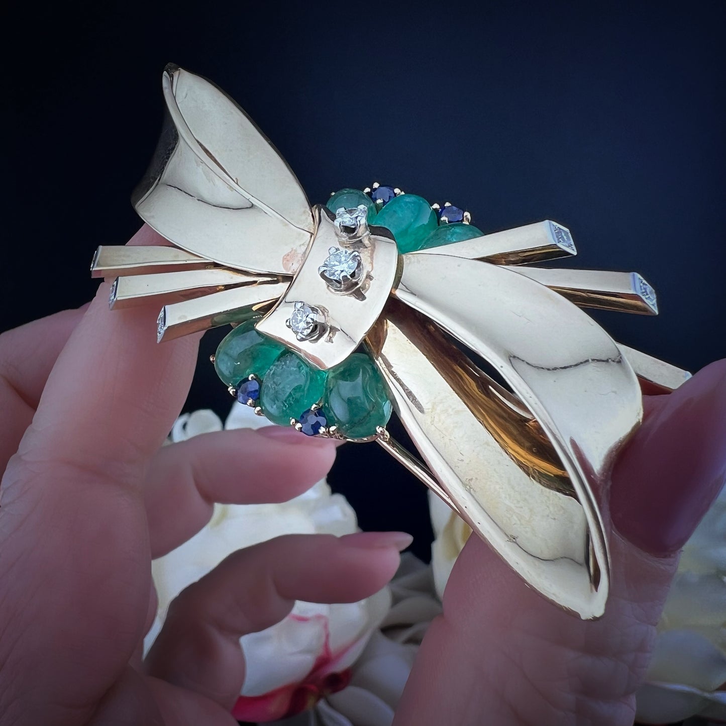 Importante spilla in oro, diamanti, smeraldi e zaffiri: Trabert & Hoeffer/Mauboussin REFLECTION