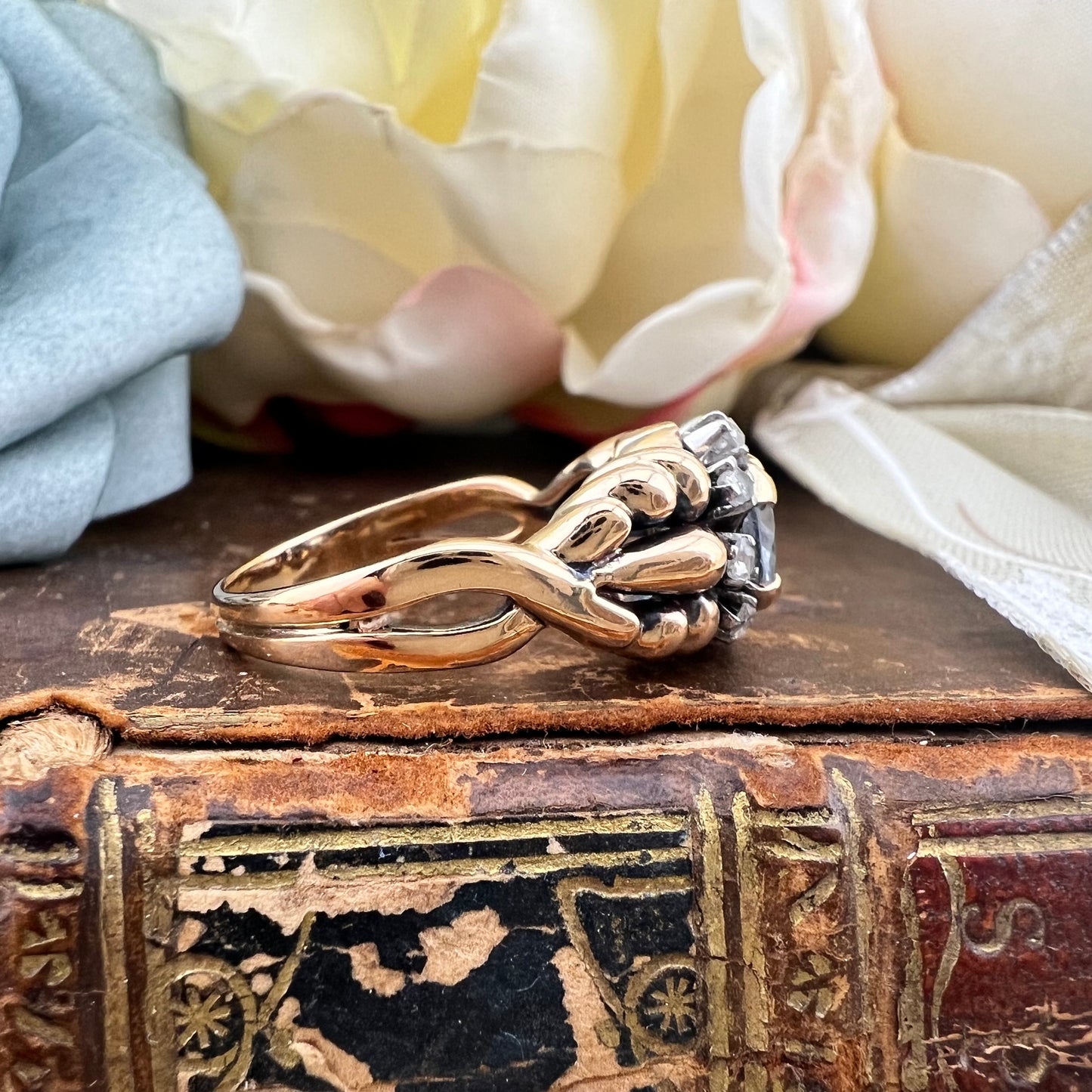 Anello vintage anni ’40 in oro giallo 18k con topazio e diamanti rosetta g. 9.09