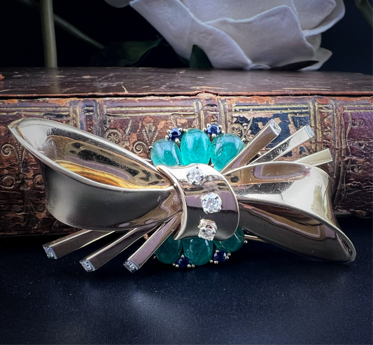 Importante spilla in oro, diamanti, smeraldi e zaffiri: Trabert & Hoeffer/Mauboussin REFLECTION