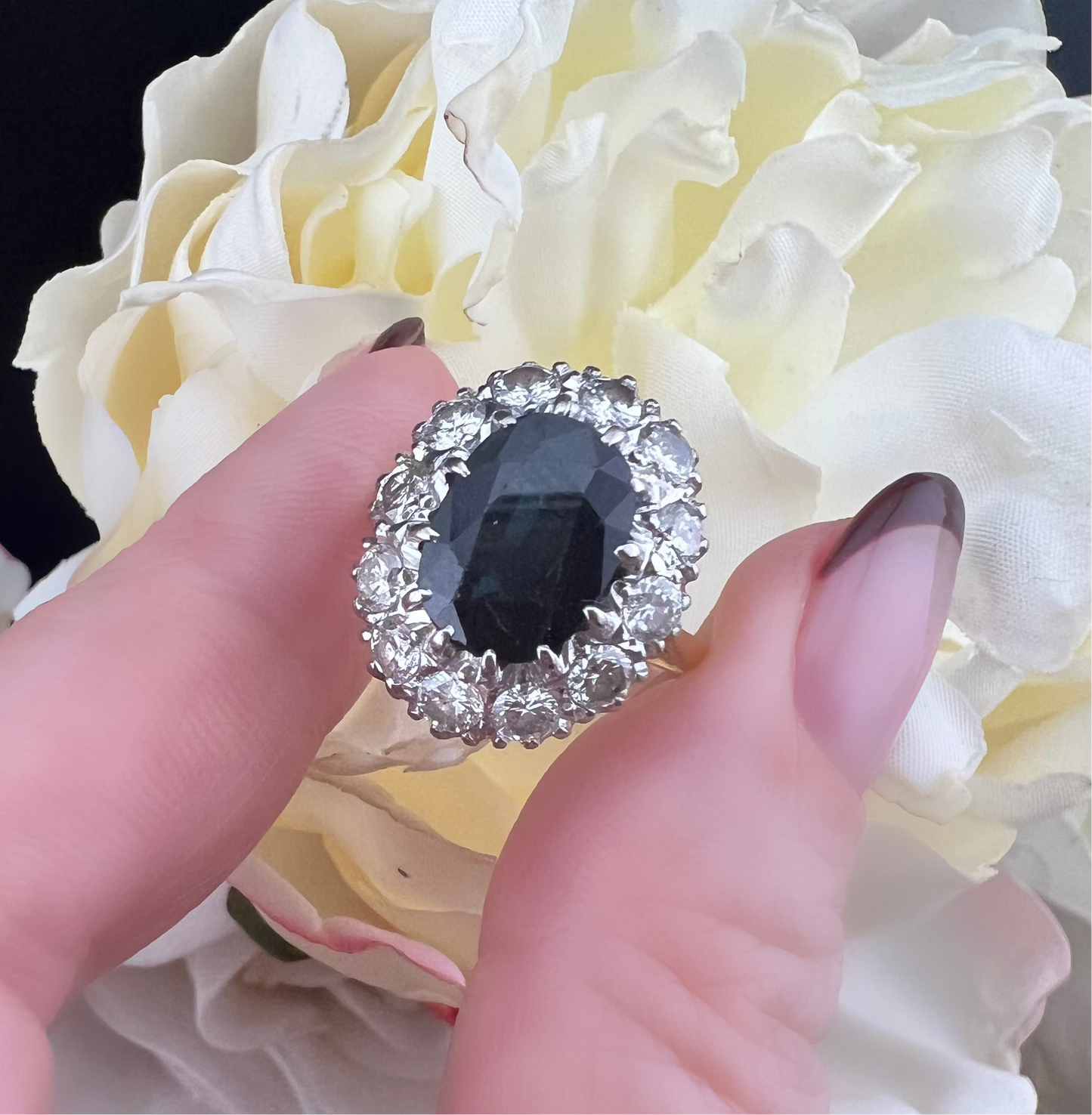 Anello a margherita in oro 18 ct con zaffiro e diamanti