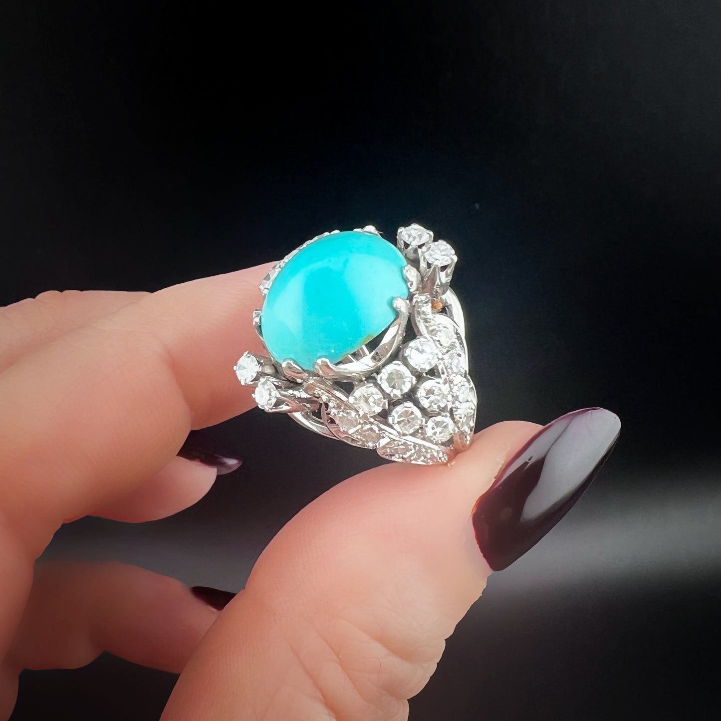 Imponente anello in oro bianco con turchese naturale e diamanti – Manifattura anni ’50