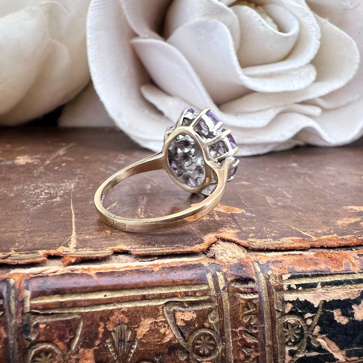 Anello in oro modello floreale a rosetta con ametiste e diamanti