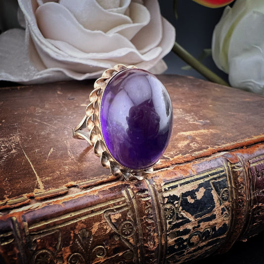 Anello Vintage con Ametista Cabochon in Oro Giallo 9 Carati – Birmingham, 1975