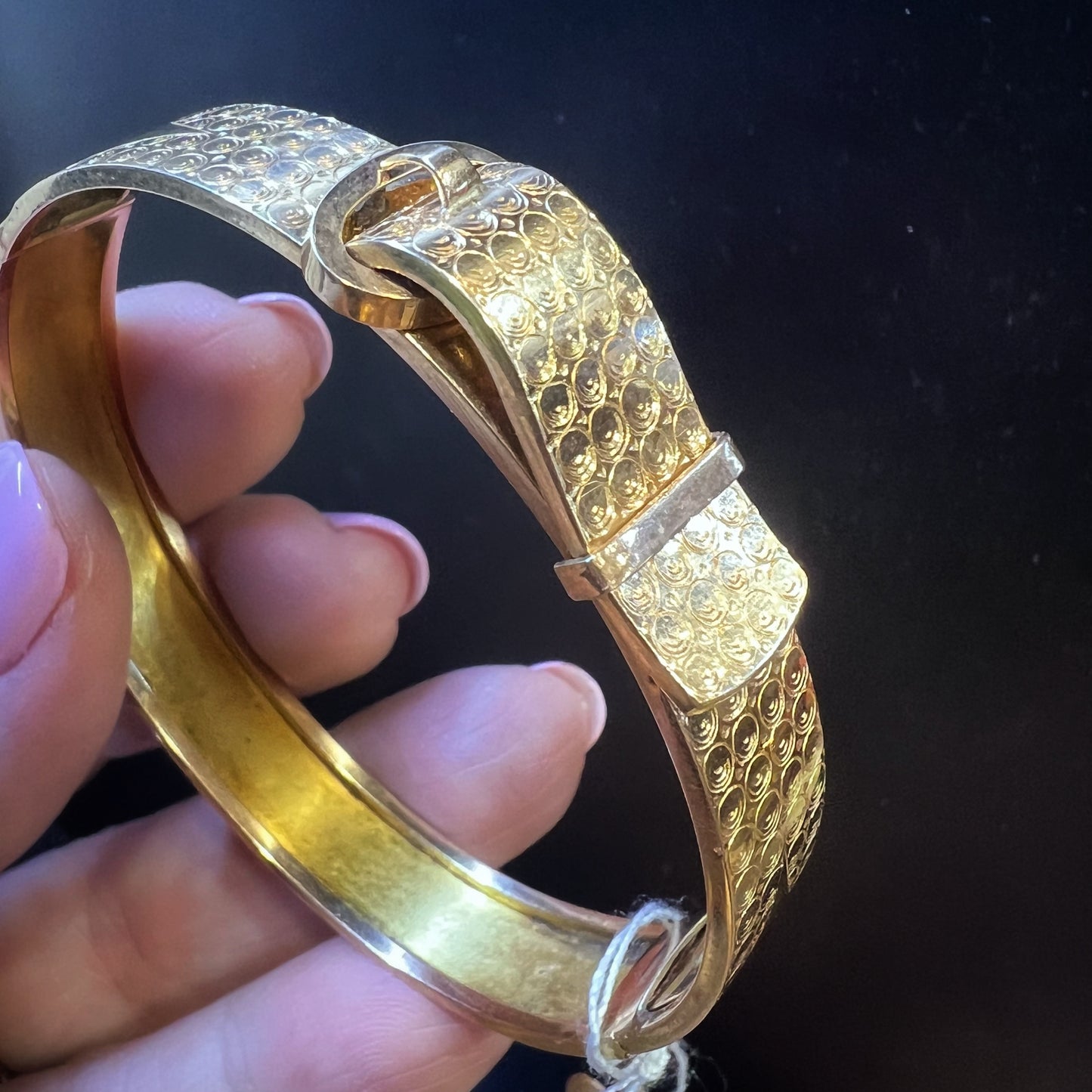 Starres Armband im Stil der 1930er Jahre mit Schnallenverzierung aus 18 Karat Gold