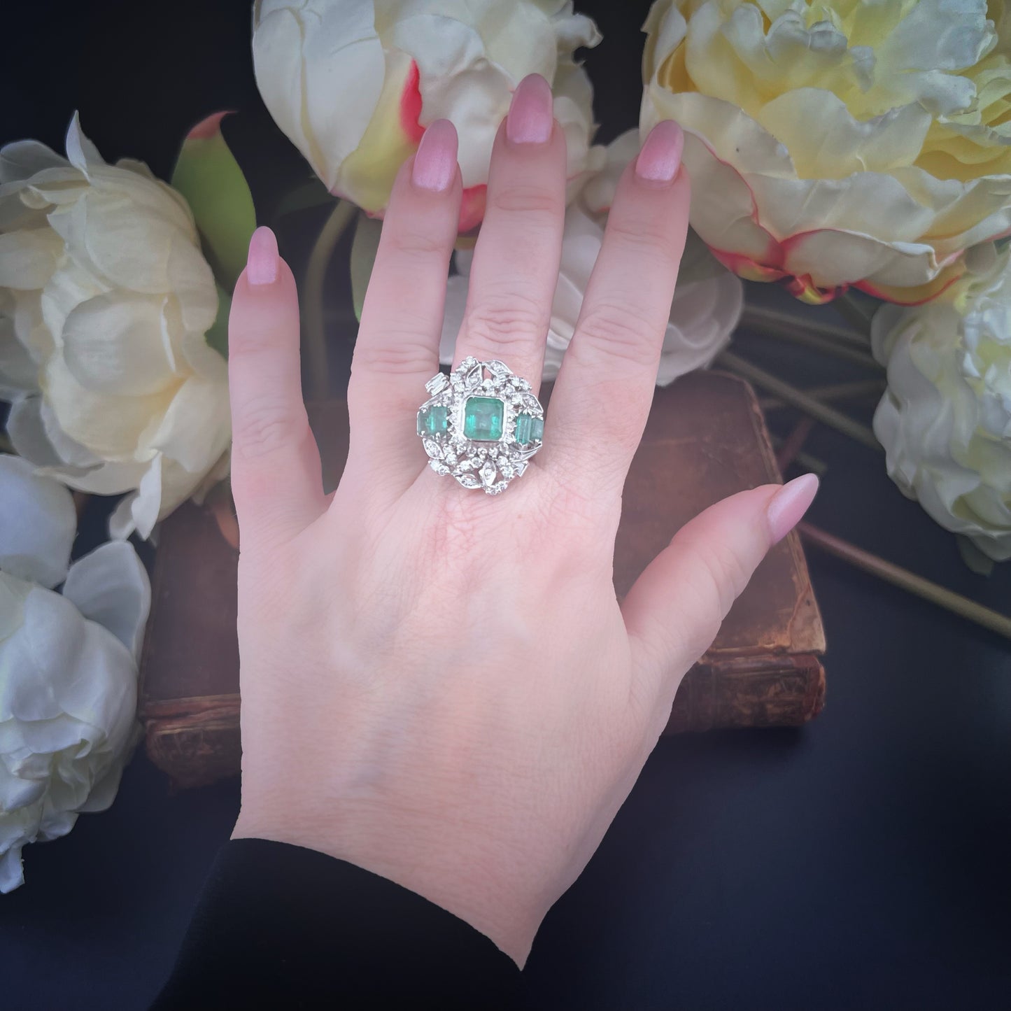 Anello a ballerina anni ’50 in oro bianco con diamanti e smeraldi