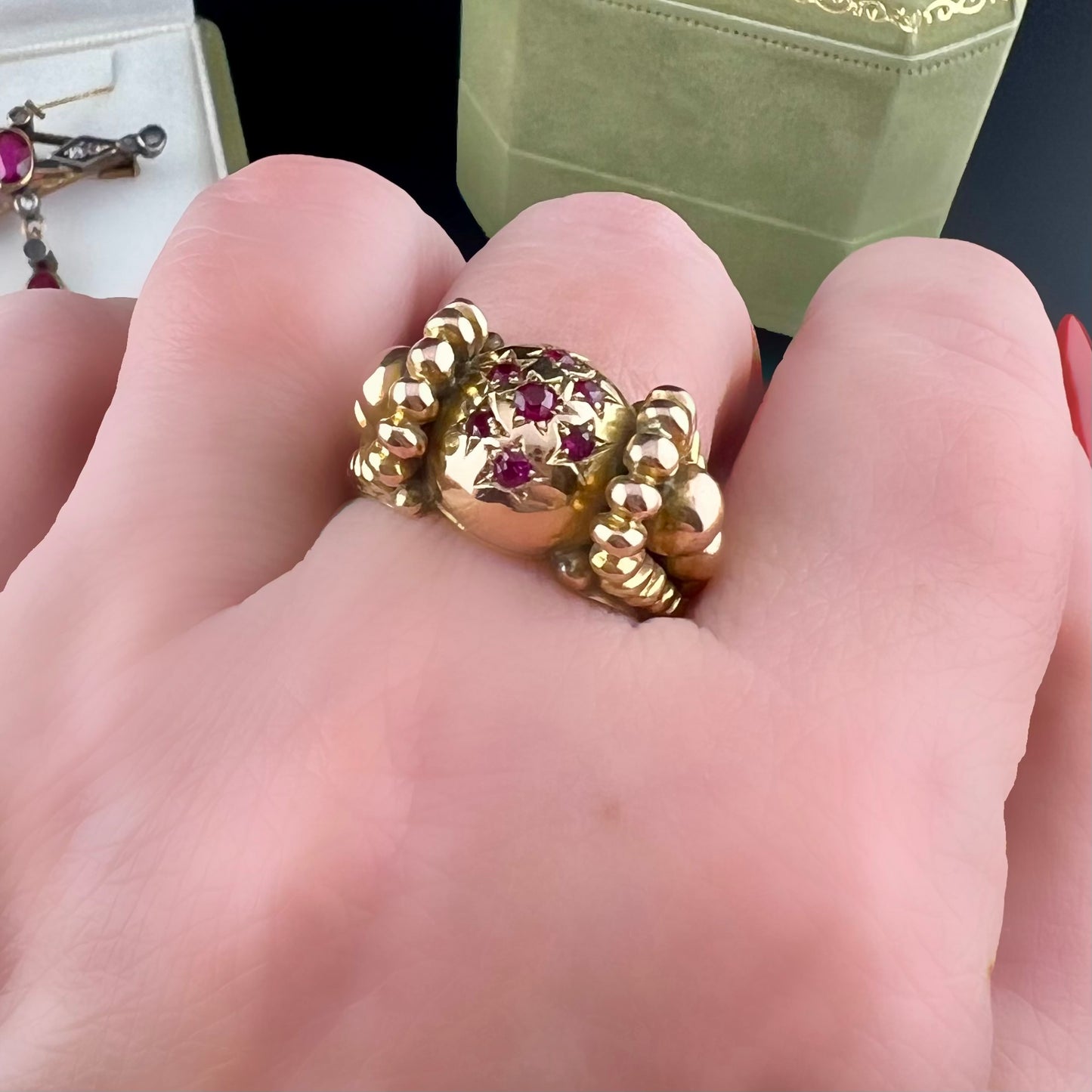 18kt gold ring with natural rubies. Italy, 1940.