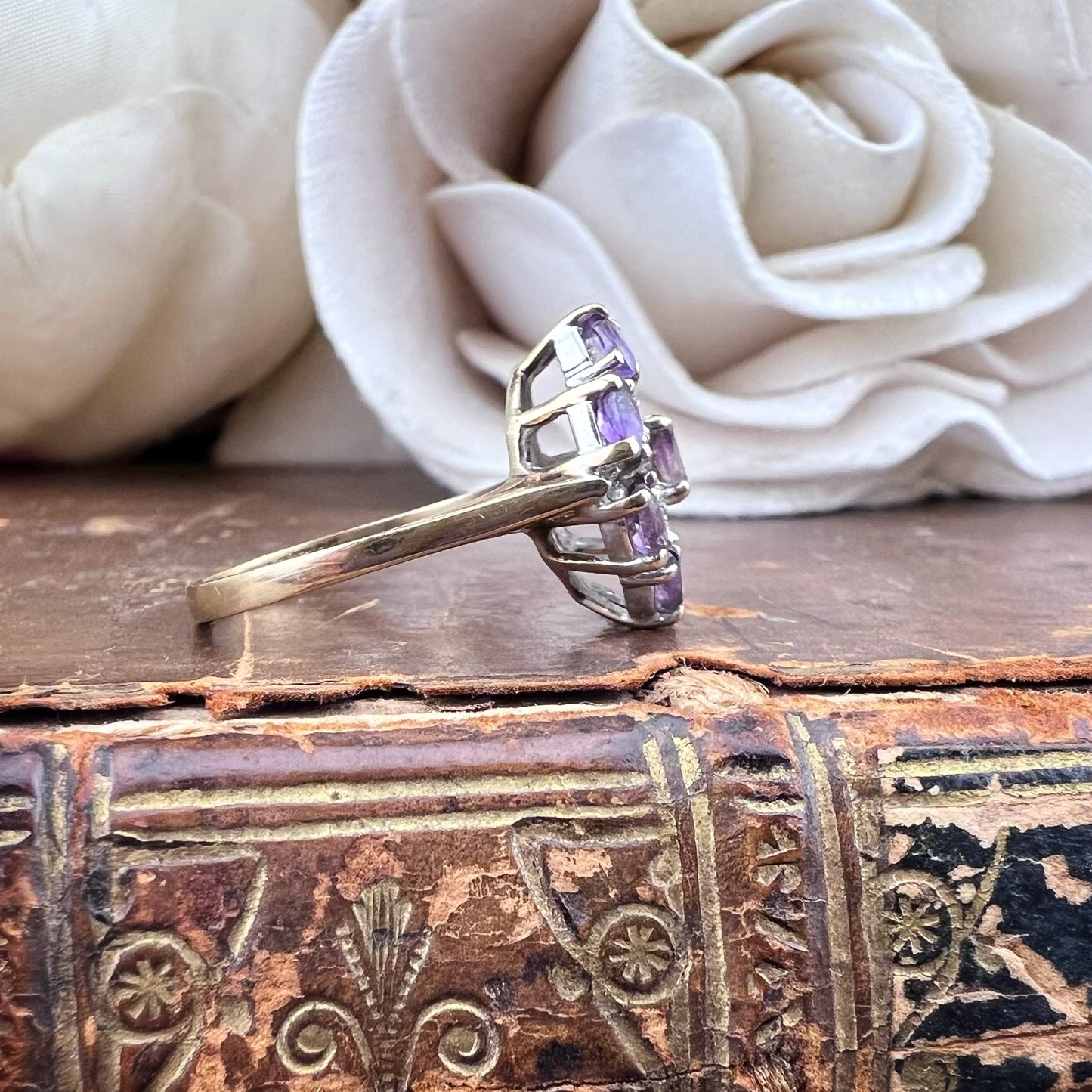 Anello in oro modello floreale a rosetta con ametiste e diamanti